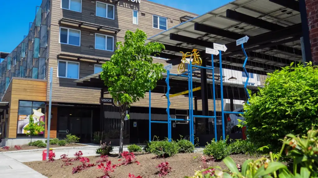 Un grand bâtiment avec une signalétique moderne et un espace extérieur à Créteil.