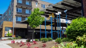 Un grand bâtiment avec une signalétique moderne et un espace extérieur à Créteil.