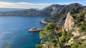 Vue aérienne des Calanques de Marseille avec rochers escarpés et mer Méditerranée.