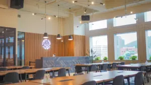 Une salle à manger moderne et lumineuse avec tables en bois et chaises
