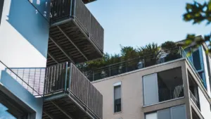 Façade d'un immeuble d'habitation contemporain avec des balcons à Nantes.