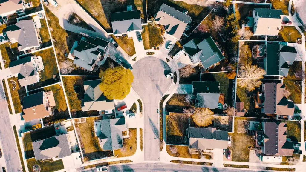 Vue aérienne d'un quartier résidentiel calme pour illustrer la vie à Terrenoire.