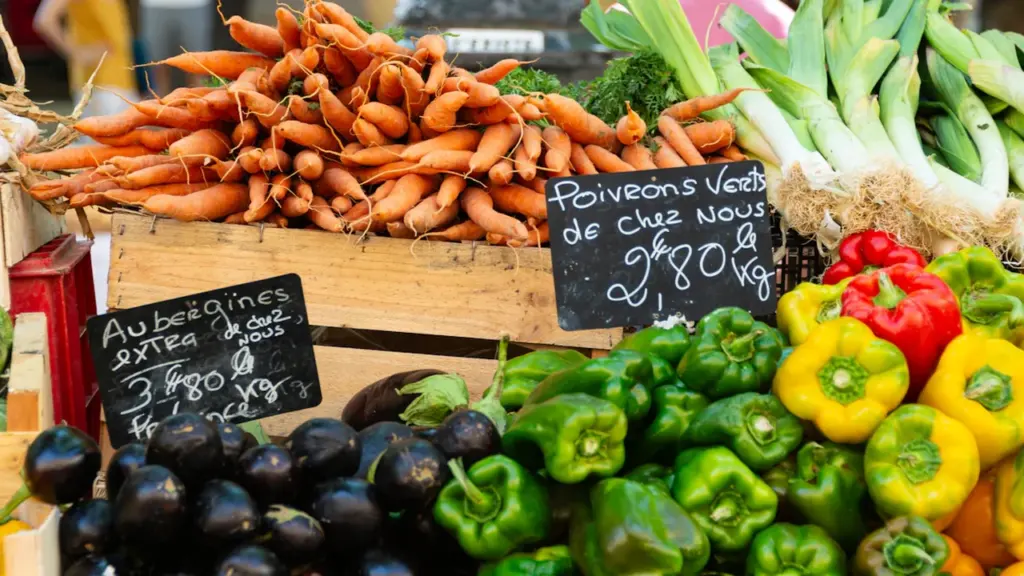 Étalage coloré de légumes frais sur un marché en plein air à Aix-en-Provence.