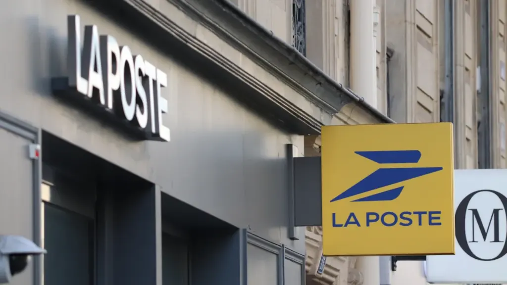 Panneau de signalétique jaune La Poste sur une façade de bureau de poste français.
