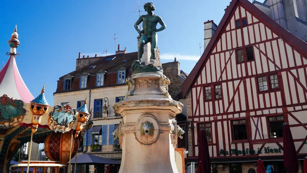 Statue et maisons à colombages sur la place du centre-ville historique de Dijon.