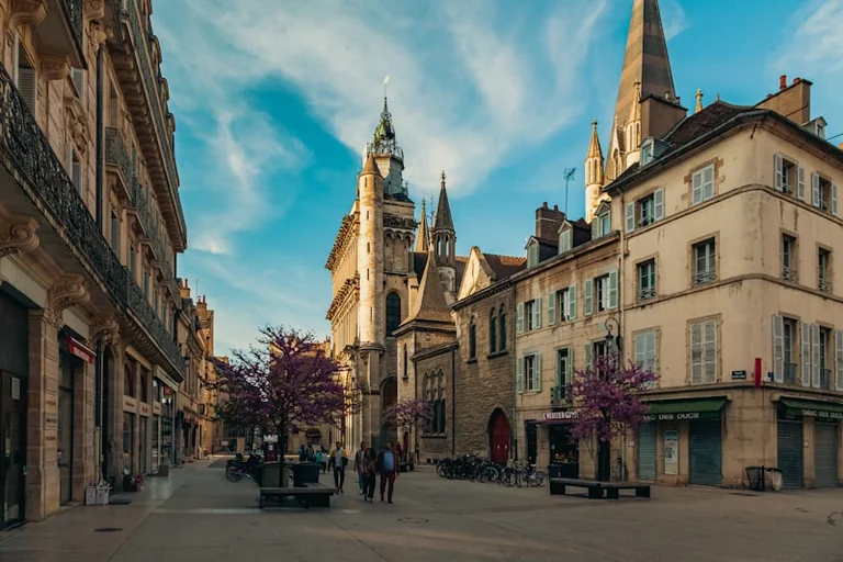 Dijon redécouvre ses monuments en légende bleue: ce qu'il faut retenir