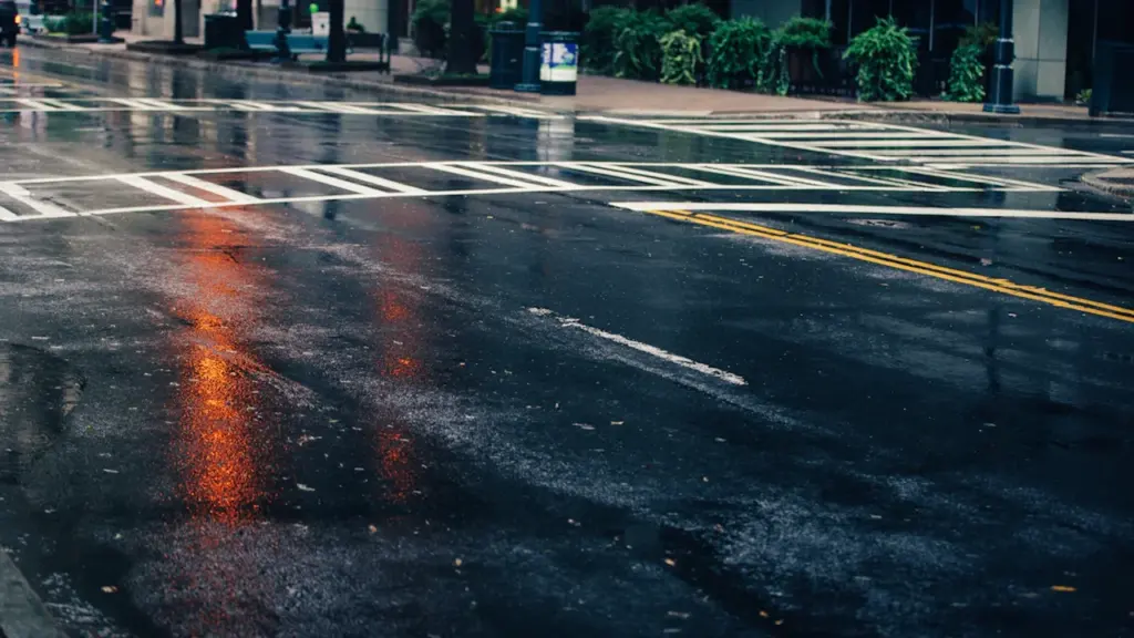 Une rue urbaine détrempée sous la pluie battante lors d'une alerte météo.