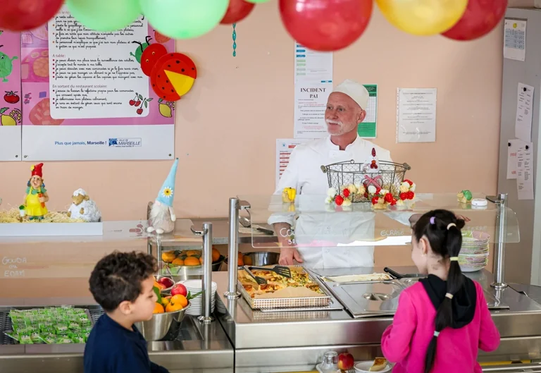 Parents à Marseille, un réflexe à adopter pour la cantine
