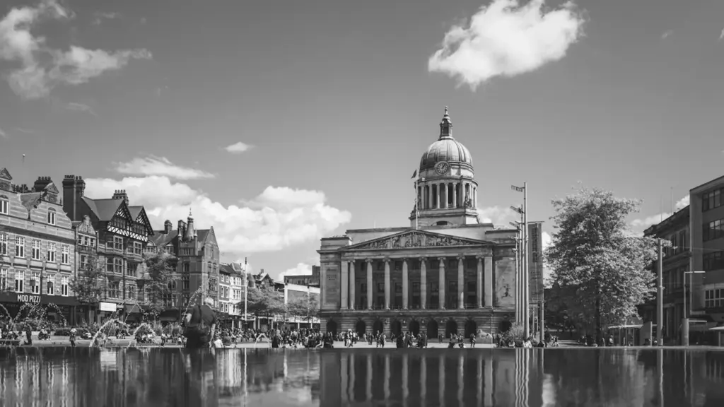 Une vue institutionnelle en noir et blanc d'un grand bâtiment public historique.