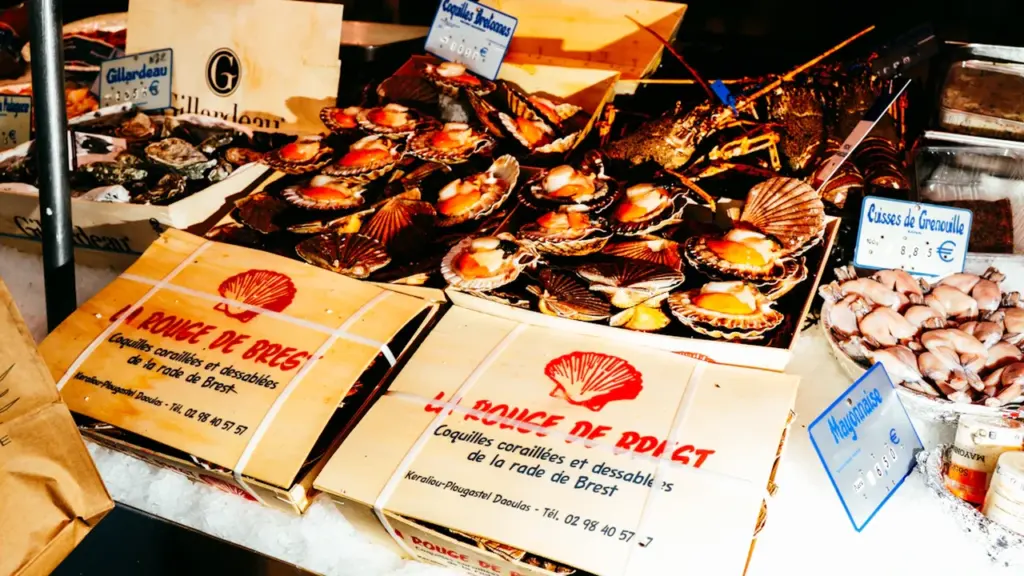 Étals de coquilles Saint-Jacques fraîches sur un marché local à Brest en France.