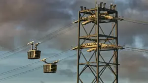 Le téléphérique urbain surplombe la Penfeld, reliant les rives de Brest en France.