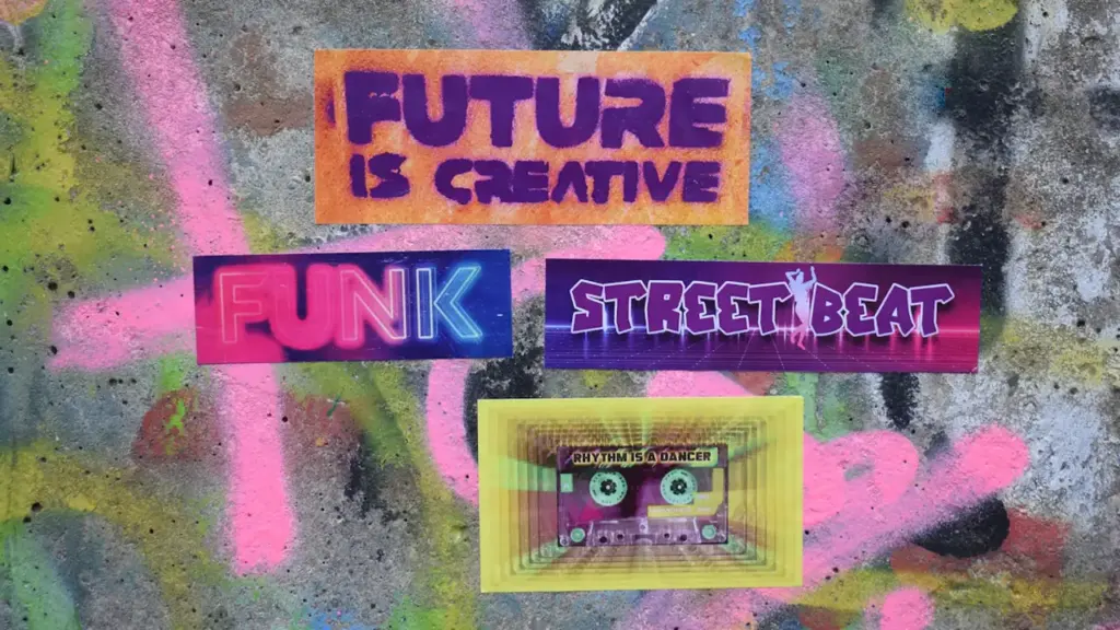 Autocollants urbains colorés sur un mur tagué évoquant la fête et la musique.