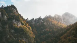Paysage montagneux verdoyant sous un ciel nuageux près de Grenoble, en France.
