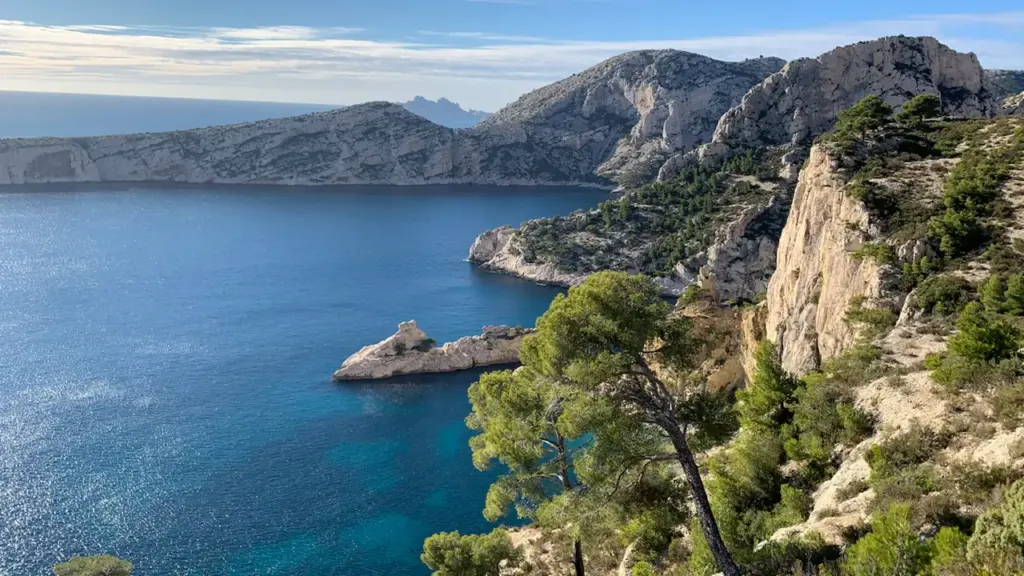 Vue aérienne des Calanques de Marseille avec falaises rocheuses et mer bleue.