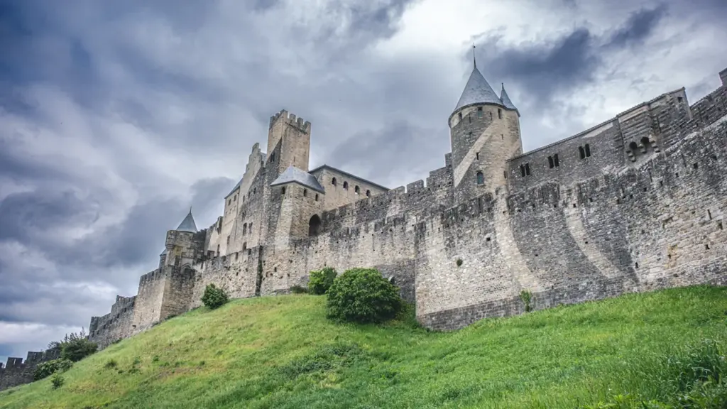 Les fortifications historiques et les remparts de la cité médiévale de Carcassonne en France.
