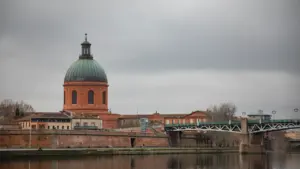 Vue emblématique du dôme de la Grave au bord de la Garonne à Toulouse.