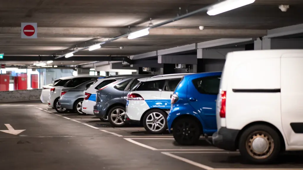 Voitures garées dans un parking couvert urbain pour illustrer la vidéoverbalisation.