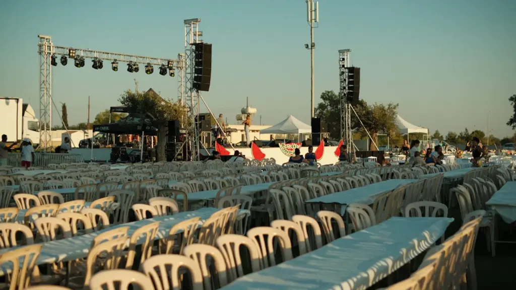 Installation de tables et chaises pour un événement en extérieur aux Arènes.