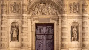 Architecture classique de l'église Saint-Étienne-du-Mont à Paris avec ses détails sculptés.