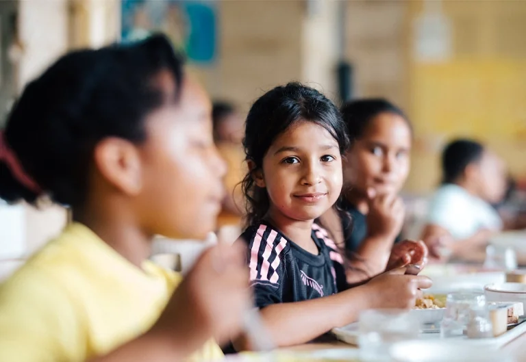 Parents à Marseille, la cantine gratuite s’élargit