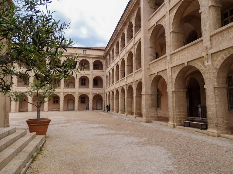 Parents à Marseille, la cantine gratuite s’élargit