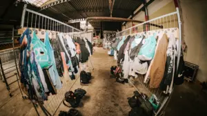 Vestiaires organisés dans un espace industriel pour un événement musical à Saint-Étienne.