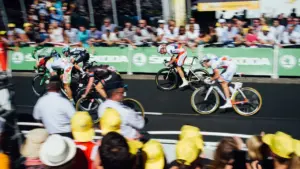 Un groupe de spectateurs enthousiastes regardant le passage du Tour de France.