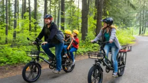 Une famille roule à vélo sur une piste cyclable lors d'une sortie en plein air.