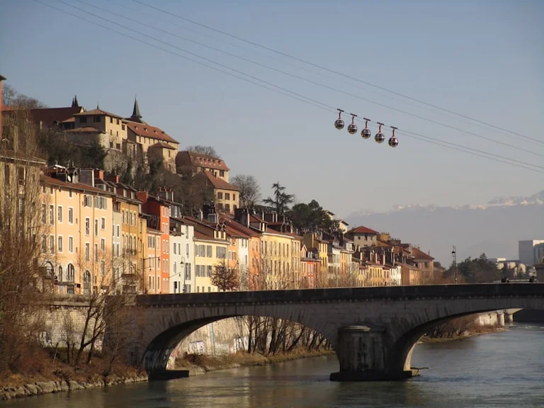 À Grenoble, les coulisses du téléphérique chaque lundi