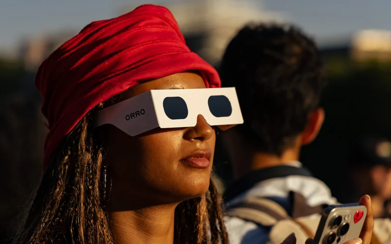 À Paris, l’éclipse a suspendu le rythme de la ville: ce qu'il faut retenir