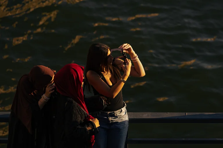 À Paris, l’éclipse a suspendu le rythme de la ville: ce qu'il faut retenir