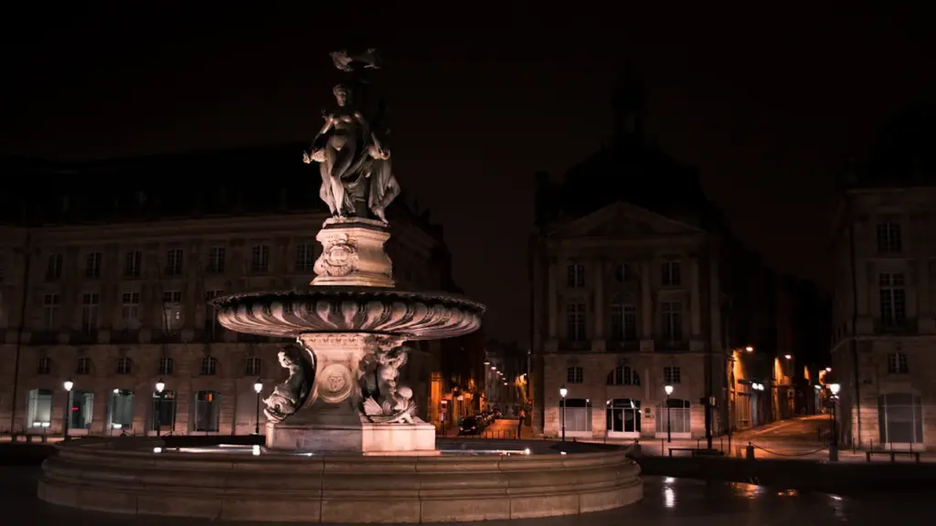 Fontaine en pierre blanche typique d'une place publique en France en été