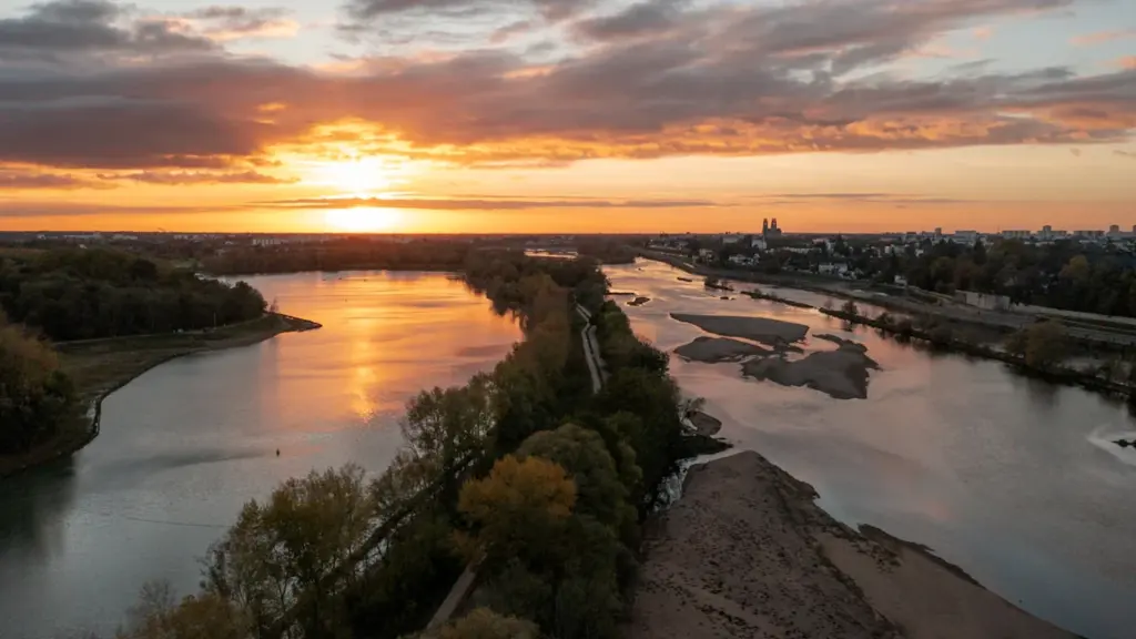 Vue aérienne panoramique de la Loire à Orléans lors d'un coucher de soleil spectaculaire.