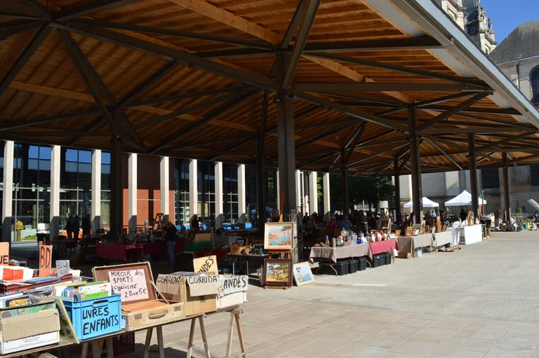Brocante de Dax : Place de la Cathédrale, le 21 août pour chiner