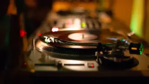 Platine vinyle moderne dans une ambiance de fête musicale avec éclairage tamisé