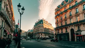 Vue d'une rue animée typique avec des immeubles parisiens classiques à la tombée du jour.