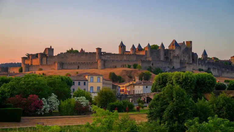 Vue panoramique de la cité médiévale de Carcassonne au lever du soleil.