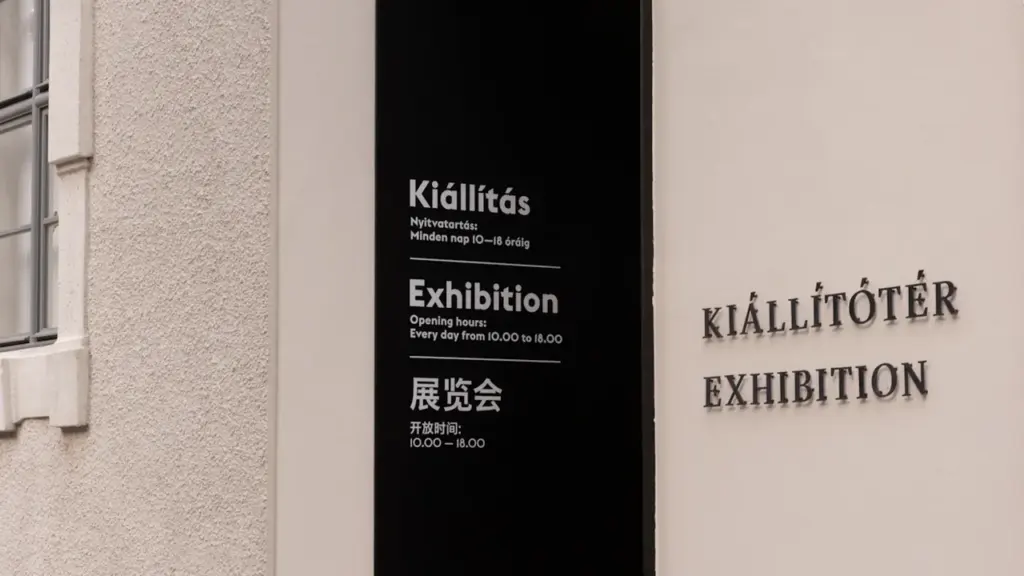 Panneau signalétique élégant à l'entrée d'une exposition artistique moderne et épurée