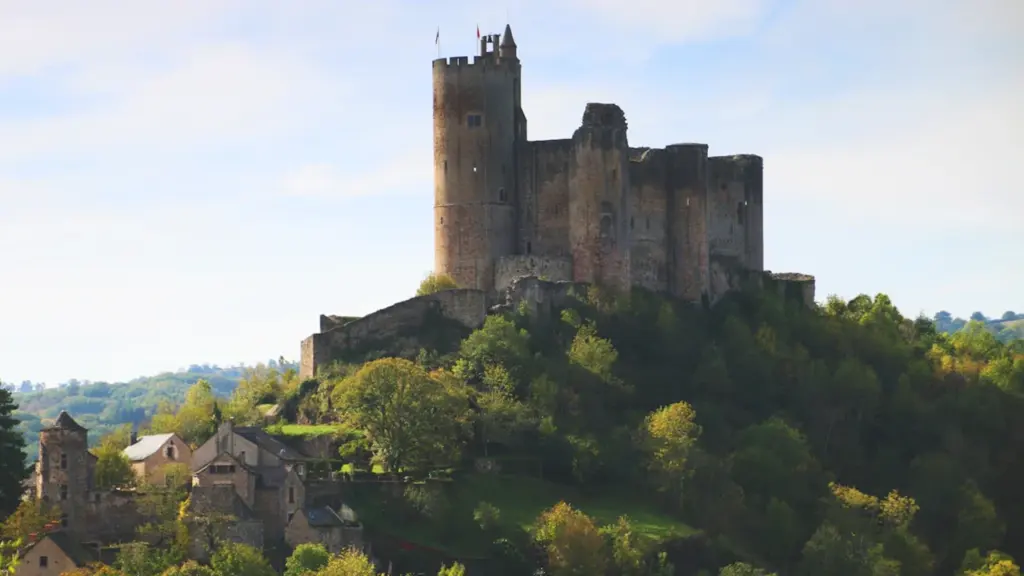 La forteresse médiévale de Najac dominant un paysage verdoyant en Occitanie, France.