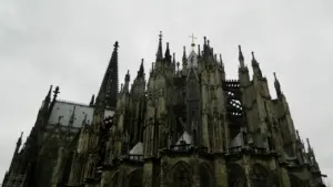 Vue architecturale imposante de la cathédrale gothique sous un ciel couvert à Orléans.