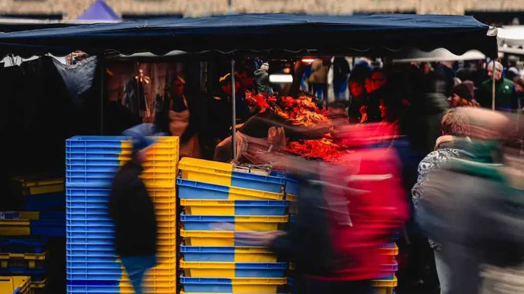 Ambiance animée sur le marché des Lices à Rennes lors d'une journée ensoleillée.