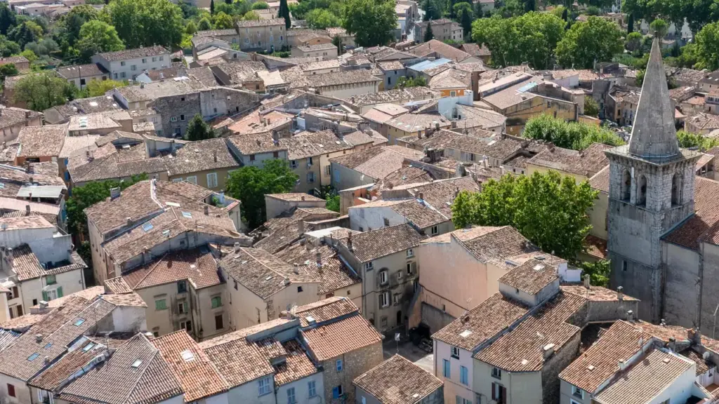 Vue aérienne d'un village provençal typique avec ses toits en tuiles et son clocher.