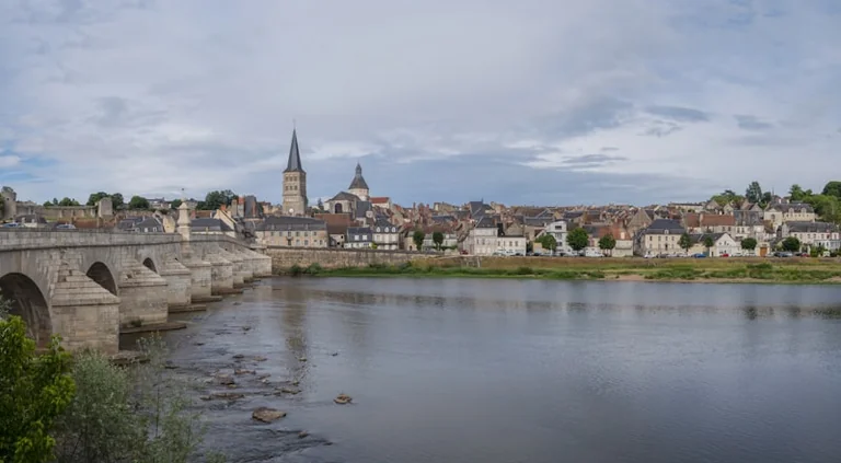 Une escapade sur la Loire : découvrez Orléans à bord de l'EVURTIUS