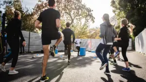 Groupe de personnes pratiquant du sport en plein air dans un parc public.